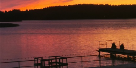 Powiększ grafikę: zachód słońca, pomost nad jeziorem