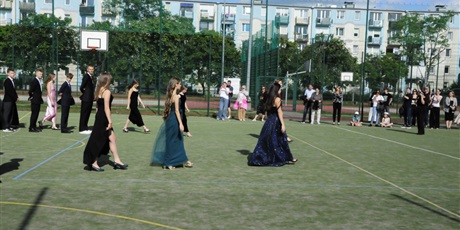 Powiększ grafikę: bal-osmoklasistow-702689.jpg