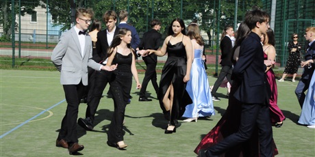Powiększ grafikę: bal-osmoklasistow-702694.jpg