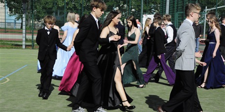 Powiększ grafikę: bal-osmoklasistow-702695.jpg