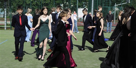 Powiększ grafikę: bal-osmoklasistow-702696.jpg