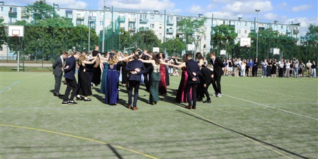 Powiększ grafikę: bal-osmoklasistow-702697.jpg