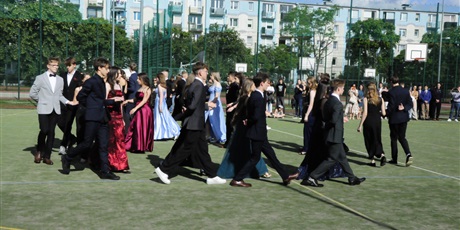 Powiększ grafikę: bal-osmoklasistow-702698.jpg