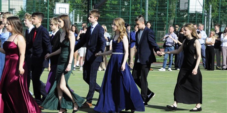 Powiększ grafikę: bal-osmoklasistow-702706.jpg