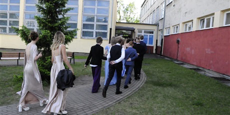 Powiększ grafikę: bal-osmoklasistow-702737.jpg