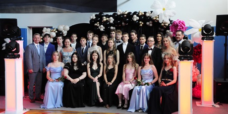 Powiększ grafikę: bal-osmoklasistow-702756.jpg