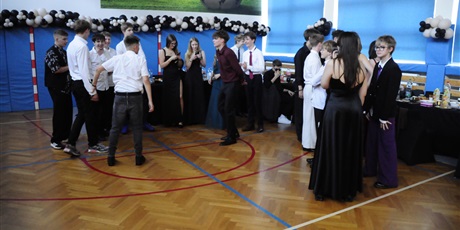 Powiększ grafikę: bal-osmoklasistow-702769.jpg