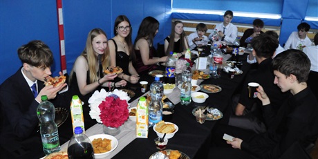 Powiększ grafikę: bal-osmoklasistow-702771.jpg