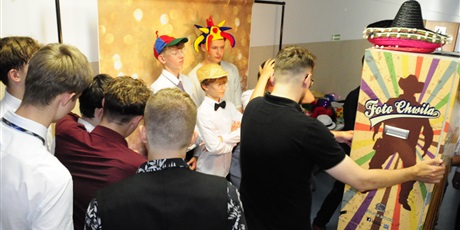 Powiększ grafikę: bal-osmoklasistow-702805.jpg