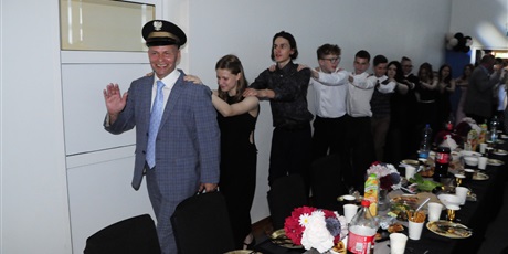 Powiększ grafikę: bal-osmoklasistow-702826.jpg