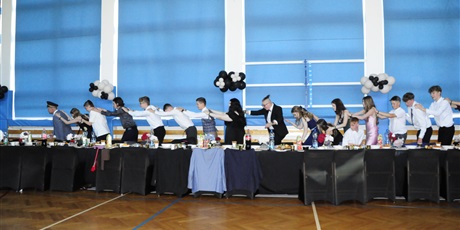 Powiększ grafikę: bal-osmoklasistow-702837.jpg