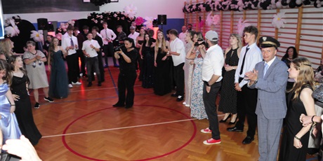 Powiększ grafikę: bal-osmoklasistow-702841.jpg