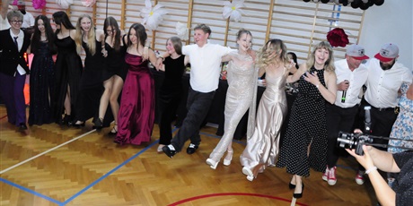 Powiększ grafikę: bal-osmoklasistow-702845.jpg