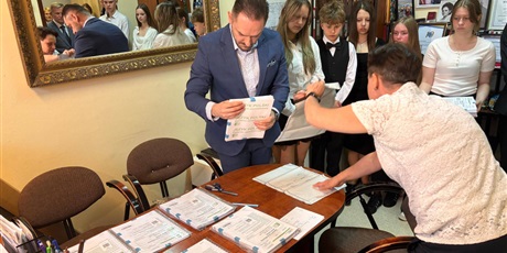 Powiększ grafikę: egzaminy-osmoklasistow-jezyk-polski-692766.jpg