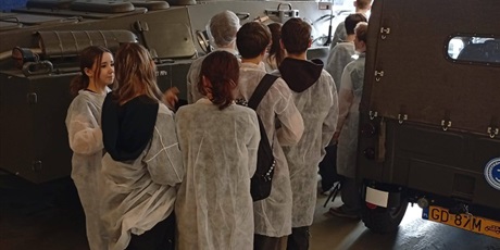 Powiększ grafikę: klasy-8-w-piekarni-pellowski-681396.jpg