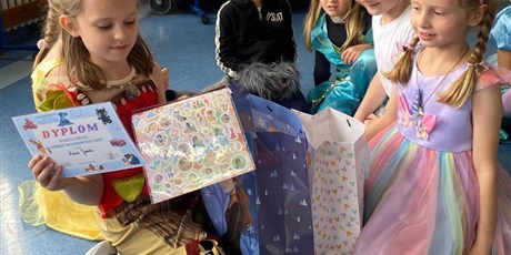 Powiększ grafikę: miedzynarodowy-dzien-postaci-z-bajek-w-naszej-szkole-653443.jpg