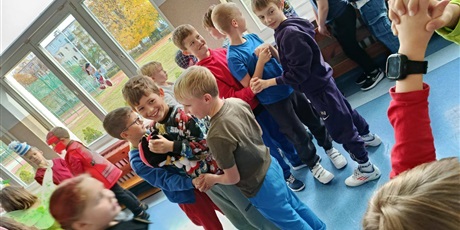 Powiększ grafikę: miedzynarodowy-dzien-postaci-z-bajek-w-naszej-szkole-653447.jpg