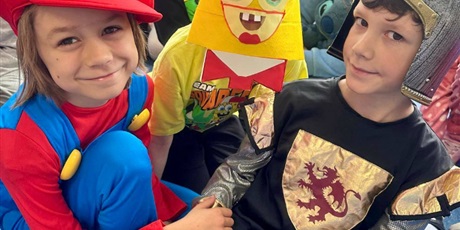 Powiększ grafikę: miedzynarodowy-dzien-postaci-z-bajek-w-naszej-szkole-653448.jpg