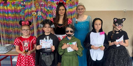 Powiększ grafikę: miedzynarodowy-dzien-postaci-z-bajek-w-naszej-szkole-653452.jpg