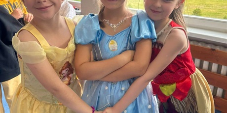 Powiększ grafikę: miedzynarodowy-dzien-postaci-z-bajek-w-naszej-szkole-653453.jpg