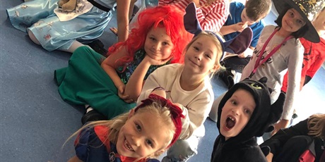 Powiększ grafikę: miedzynarodowy-dzien-postaci-z-bajek-w-naszej-szkole-653454.jpg