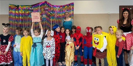 Powiększ grafikę: miedzynarodowy-dzien-postaci-z-bajek-w-naszej-szkole-653457.jpg