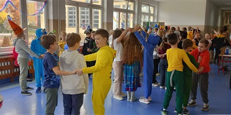 Powiększ grafikę: miedzynarodowy-dzien-postaci-z-bajek-w-naszej-szkole-653461.jpg