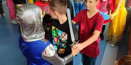 Powiększ grafikę: miedzynarodowy-dzien-postaci-z-bajek-w-naszej-szkole-653463.jpg