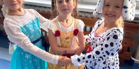 Powiększ grafikę: miedzynarodowy-dzien-postaci-z-bajek-w-naszej-szkole-653465.jpg