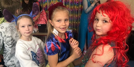 Powiększ grafikę: miedzynarodowy-dzien-postaci-z-bajek-w-naszej-szkole-653467.jpg