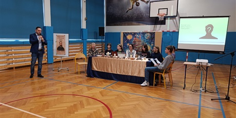 Powiększ grafikę: narodowe-czytanie-poezji-jana-kochanowskiego-644232.jpg