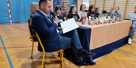 Powiększ grafikę: narodowe-czytanie-poezji-jana-kochanowskiego-644240.jpg