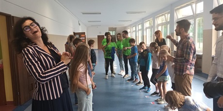 Powiększ grafikę: Prezydent Gdańska z wolontariuszami, uczniami i nauczycielami
