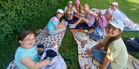 Powiększ grafikę: przerwa-na-czytanie-i-malowanie-na-trawie-704706.jpg