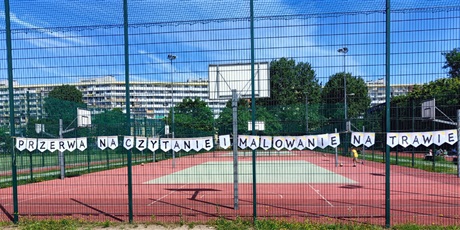 Powiększ grafikę: przerwa-na-czytanie-i-malowanie-na-trawie-704718.jpg