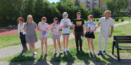 Powiększ grafikę: przerwa-na-czytanie-i-malowanie-na-trawie-704720.jpg