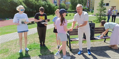 Powiększ grafikę: przerwa-na-czytanie-i-malowanie-na-trawie-704721.jpg