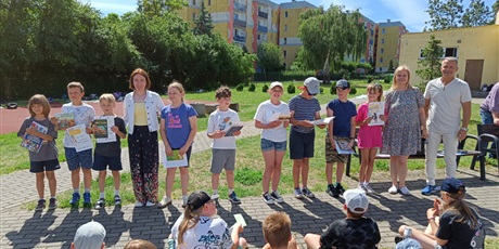 Powiększ grafikę: przerwa-na-czytanie-i-malowanie-na-trawie-704723.jpg