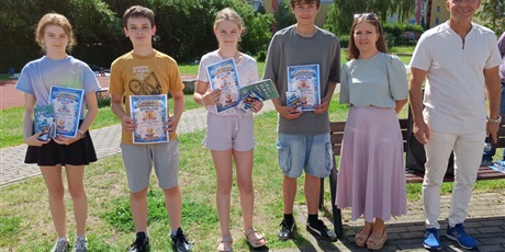 Powiększ grafikę: przerwa-na-czytanie-i-malowanie-na-trawie-704726.jpg