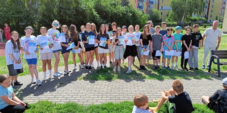Powiększ grafikę: przerwa-na-czytanie-i-malowanie-na-trawie-704729.jpg
