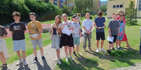 Powiększ grafikę: przerwa-na-czytanie-i-malowanie-na-trawie-704731.jpg