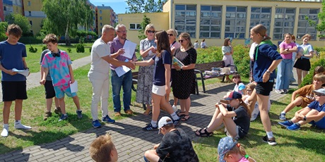 Powiększ grafikę: przerwa-na-czytanie-i-malowanie-na-trawie-704733.jpg