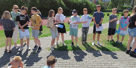Powiększ grafikę: przerwa-na-czytanie-i-malowanie-na-trawie-704734.jpg