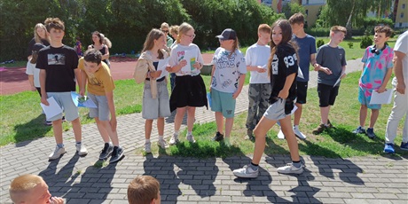 Powiększ grafikę: przerwa-na-czytanie-i-malowanie-na-trawie-704735.jpg