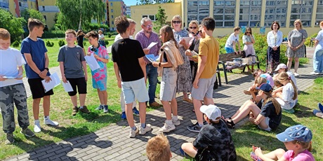 Powiększ grafikę: przerwa-na-czytanie-i-malowanie-na-trawie-704736.jpg