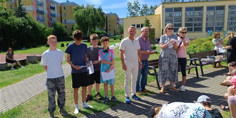 Powiększ grafikę: przerwa-na-czytanie-i-malowanie-na-trawie-704737.jpg