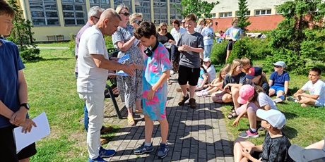 Powiększ grafikę: przerwa-na-czytanie-i-malowanie-na-trawie-704738.jpg