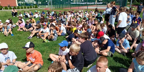 Powiększ grafikę: przerwa-na-czytanie-i-malowanie-na-trawie-704739.jpg