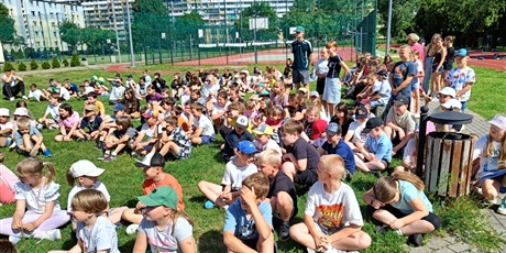 Powiększ grafikę: przerwa-na-czytanie-i-malowanie-na-trawie-704741.jpg
