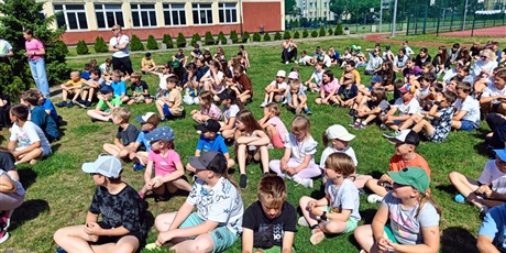 Czytanie i malowanie na trawie